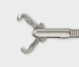 Дистальний кінець ендоскопічних захоплюючих щипців (2.4 мм) з відкритими щелепами, що мають гострий Щурячий зуб на кінці