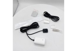 Розкладено комплект візіографа Dentix XVS2121. Внизу білий головний блок з чорним кабелем до чорного плаского датчика зверху. Окремо згорнутий чорний USB-кабель та пластикові тримачі.