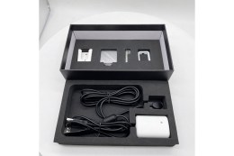 Розкрита чорна коробка з комплектом візіографа Dentix XVS2121. У коробці розташовані: U-подібний тримач, прямокутний тримач та квадратний позиціонер, також укладені чорні кабелі: USB-кабель та кабель, що з'єднує датчик візіографа з головним блоком.