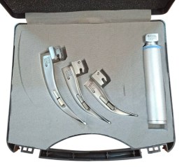 Ветеринарний стандартний набір ларингоскопів Doctor Devices DD-1000.201 у розкритому кейсі. В комплекті рукоятка синього стандарту та три стандартні клинки Macintosh розмірів 2, 3 та 4