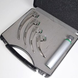 Набір ветеринарних ларингоскопів Doctor Devices DD-1000.142 у розкритому кейсі. Видно рукоятку зеленого стандарту та чотири клинки Macintosh різних розмірів (1, 2, 3, 4) зі знімними світлодіодами