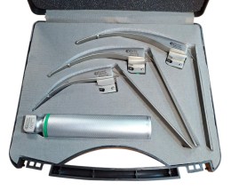 Ветеринарний набір ларингоскопів Doctor Devices Doc-Flex DD-1000.162 у розкритому кейсі. В наборі видно рукоятку та три вигнутих клинки з рухливими наконечниками розмірів 2, 3 та 4