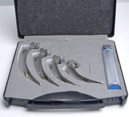 Повний ветеринарний стандартний набір ларингоскопів Doctor Devices DD-1000.202 у розкритому кейсі. В комплекті рукоятка Синього стандарту та чотири стандартні клинки Macintosh розмірів 1, 2, 3 та 4