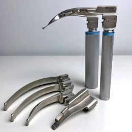 Усі компоненти ветеринарного набору Doctor Devices DD-1000.205. На фото зображено дві рукоятки синього стандарту та шість стандартних клинків Macintosh різних розмірів, два з яких приєднано до рукояток