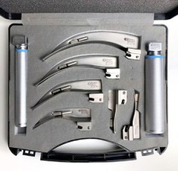Повний ветеринарний стандартний набір ларингоскопів Doctor Devices у розкритому кейсі. В комплекті дві рукоятки Синього стандарту та шість клинків Macintosh різних розмірів (включаючи дуже малі та великі)
