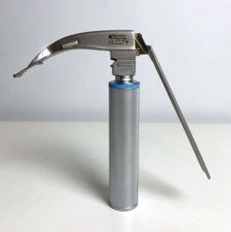 Конвенційний ларингоскоп Doctor Devices Doc-Flex у зібраному вигляді. На фото видно руків'я з синім кільцем, зєднане з клинком, та важіль для керування рухливим наконечником