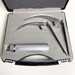 Конвенційний ветеринарний набір ларингоскопів Doctor Devices DD-1000.220 у розкритому кейсі. Видно рукоятку синього стандарту та два клинки Doc-Flex з рухливими наконечниками розмірів 2 та 3