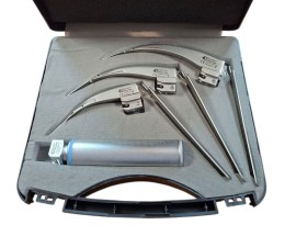 Універсальний конвенційний набір ларингоскопів Doctor Devices DD-1000.222 у розкритому кейсі. В комплекті рукоятка із синім маркуванням (синій стандарт) та три клинки Doc-Flex з рухливими наконечниками розмірів 2, 3 та 4