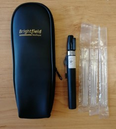 Набір для ветеринарного огляду Brightfield. Включає чорний діагностичний ліхтарик з тримачем для шпателя, мякий фірмовий кейс та набір шпателів в упаковці