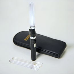 Професійний діагностичний ліхтарик LTI-111 Vet для ветеринарів. Яскраве світлодіодне освітлення та зручний тримач для одноразових шпателів. Ідеально підходить для огляду ротової порожнини та горла у тварин