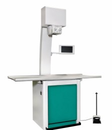 Ветеринарний рентген-апарат стаціонарного типу. Конструкція включає стіл з плаваючою панеллю, стійку з моноблоком та коліматором. Поруч із основою апарата розташована ножна педаль для дистанційного керування