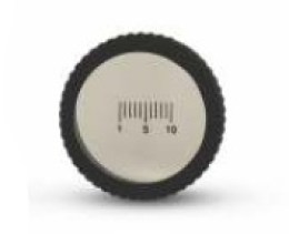 Крупний план контактної плати дерматоскопа Doctor Devices. На склі видно чітку чорну шкалу з міліметровими поділками від 0 до 10 для точного вимірювання розміру новоутворень та уражень шкіри