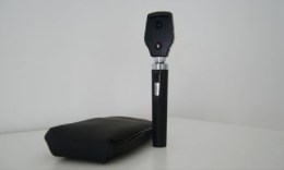 Ветеринарний кишеньковий офтальмоскоп LTI-501 поряд з чорним кейсом для зберігання