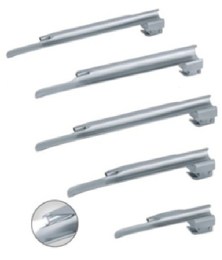 Пять волоконно-оптичних прямих клинків Miller різного розміру до набору LTI-6007. Внизу є збільшене зображення кінчика клинка зі світловодом.