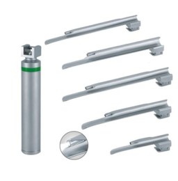 Компоненти ветеринарного волоконно-оптичного набору Miller LTI-6007. На фото показано рукоятку Зеленого стандарту та чотири прямі клинки Miller. Внизу є збільшене зображення кінчика клинка зі світловодом