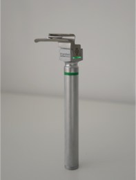 Зібраний ветеринарний волоконно-оптичний ларингоскоп Miller. На фото рукоятка Зеленого стандарту з приєднаним прямим клинком Miller