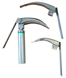 Три волоконно-оптичні вигнуті клинки Macintosh Flex з рухомим наконечником різного розміру (№2, 3, 4) з набору LTI-7000. Також на фото присутня рукоятка Зеленого стандарту