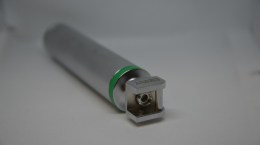 Рукоятка Brightfield серендього розміру для волоконно-оптичного ларингоскопа, вид на замок кріплення клинка