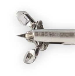 Дистальний кінець ендоскопічних біопсійних щипців з відкритими овальними, фенестрованими чашечками та гострим фіксуючим стрижнем (голкою) по центру.