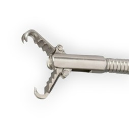 Дистальний кінець ендоскопічних щипців з відкритими довгими щелепами, що поєднують елементи Щурячий зуб та Алігатор