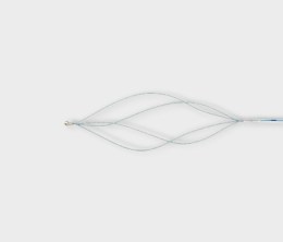 Відкритий ендоскопічний кошик-пастка, сплетений з тонкого нітинолового дроту, що формує спіральну конфігурацію. Кошик має велике розкриття