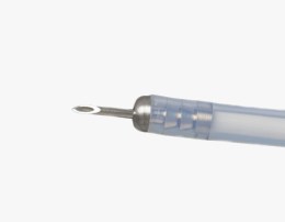 Дистальний кінець ендоскопічної інєкційної голки з тонкою металевою голкою, що виступає з прозоро-блакитного пластикового тубуса.