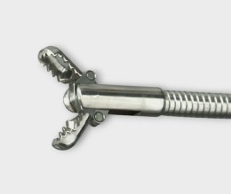 Дистальний кінець ендоскопічних біопсійних щипців типу Алігатор з відкритими зубчастими чашечками.