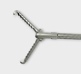 Дистальний кінець ендоскопічних захоплюючих щипців типу Пелікан (2.4 мм) з максимально широко відкритими щелепами