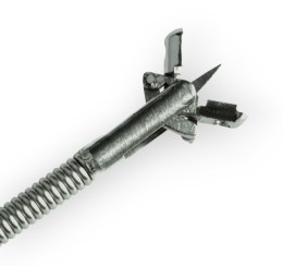 Металевий дистальний кінчик біопсійних щипців з відкритими овальними чашечками, що мають центральну голку. Видно гнучкий спіралевидний катетер