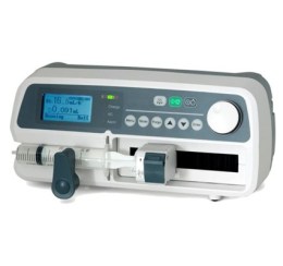 Увімкнений шприцевий насос KL-602, що демонструє ключові показники: швидкість, дозування та обєм. Компактний, з чітким дисплеєм. 