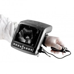 Зображення портативного ветеринарного УЗД-апарату Kaixin KX5200 Vet, який закріплений на руці. Дисплей апарата показує чорно-біле УЗД-сканування органів тварини. Це демонструє зручність пристрою для роботи в польових умовах