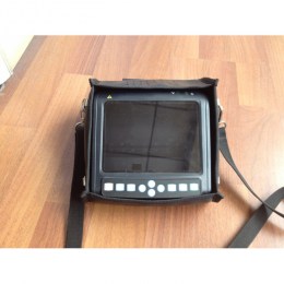 Портативний ветеринарний УЗД-апарат Kaixin KX5200 Vet, поміщений у чорну сумку для транспортування. Сумка має отвір для дисплея та кнопок управління, а також довгий ремінь для носіння на плечу. Знімок зроблено згори, апарат лежить на столі