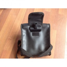 Чорна сумка-чохол для портативного УЗД-апарату Kaixin KX5200 Vet. Сумка має клапан на липучці, ремінь для носіння на плечі та спеціальний отвір для датчика. Зображення зроблене згори, сумка лежить на столі