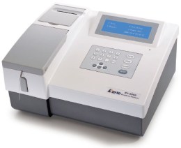 На зображенні показано компактний лабораторний пристрій, оснащений РК-дисплеєм, клавіатурою для керування та вбудованим термопринтером для миттєвого друку результатів.