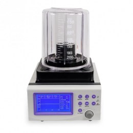 Пристрій з великою прозорою ємністю зверху, обємом 2 л. Нижче розташовано основний блок з яскравим синім цифровим дисплеєм та панеллю керування з кнопками та поворотним регулятором. 