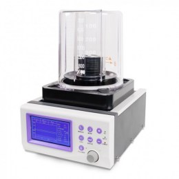 Зображено прозору мірну ємність з обємною шкалою та внутрішнім механізмом, який регулює подачу повітря. Панель керування з яскравим синім дисплеєм та фіолетовими кнопками відображає налаштування та параметри вентиляції.