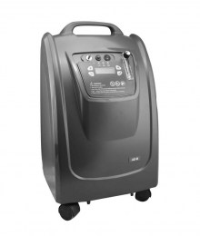 Ветеринарний кисневий концентратор Brightfield серії AE. Пристрій сірого кольору, оснащений ручкою та коліщатками для зручного переміщення. На передній панелі розташований цифровий дисплей, кнопки керування та регулятор потоку