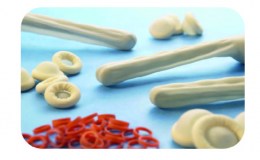 Крупним планом показані довгі, світлі, заокруглені захисні чохли для біопсійних голок, а також численні червоні фіксатори.