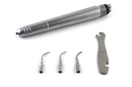 Комплект ветеринарного пневматичного скалера Dentix: металевий наконечник, три змінні насадки та ключ для фіксації на білому фоні