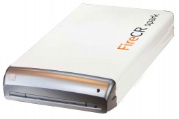 Компактний цифровий сканер з білим корпусом та сріблястою фронтальною панеллю, ідеальний для ветеринарної рентгенографії. Забезпечує швидку обробку знімків та високу якість зображення