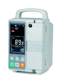 Портативний прилад світло-сірого кольору з ручкою для перенесення. На передній панелі розміщено вертикальний цифровий дисплей, що показує швидкість потоку та обєм, а також кнопки для налаштування та керування інфузією.