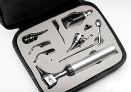 На зображенні показані металева рукоятка, головка отоскопа, головка офтальмоскопа, набір вушних воронок різного розміру, носове дзеркало та інші хромовані інструменти для комплексного огляду тварин