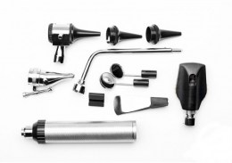 Компоненти ветеринарного діагностичного набору LTI-104 Vet, розкладені на світлому фоні. Зображено: металева рукоятка, головка отоскопа, головка офтальмоскопа, вушні воронки, гортанні дзеркала, носовий розширювач та інші насадки з набору.