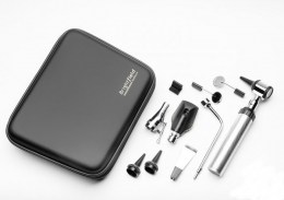 Ветеринарний діагностичний набір Brightfield поруч із закритим чорним футляром на блискавці. Всі компоненти набору, включаючи рукоятку, отоскоп, офтальмоскоп та інші насадки, акуратно розкладені біля футляру.