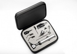 Ветеринарний діагностичний набір LTI-104 Vet у відкритому чорному футлярі. Інструменти, включаючи металеву рукоятку, отоскоп, офтальмоскоп та інші насадки, акуратно розміщені у спеціальних відсіках