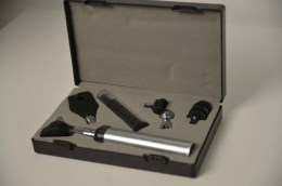 Ветеринарний діагностичний набір LTI-109 Vet у відкритому твердому футлярі. На світлій текстурованій підкладці розміщені основні інструменти: металева рукоятка, головка отоскопа, головка офтальмоскопа, носовий розширювач та вушні воронки.