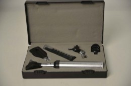 Діагностичний набір LTI-109 Vet у розкритому футлярі. На руківї встановлено головку отоскопа. Окремо лежать офтальмоскоп, носовий розширювач, багаторазова вушна воронка та прозорий тубус з одноразовими воронками.