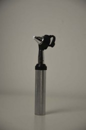 Отоскоп з набору LTI-109 Vet у зібраному вигляді. На фото показана металева рукоятка з приєднаною отоскопічною головкою та вушною воронкою