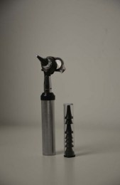 Отоскоп та набір багаторазових вушних воронок з комплекту LTI-109 Vet. На фото зліва показаний зібраний отоскоп, а праворуч - набір чорних воронок різного розміру, складених одна в одну.