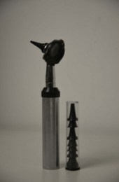 Отоскоп та набір багаторазових вушних воронок з комплекту LTI-109 Vet. На фото зліва показаний зібраний отоскоп, а праворуч - набір чорних воронок різного розміру, складених одна в одну.